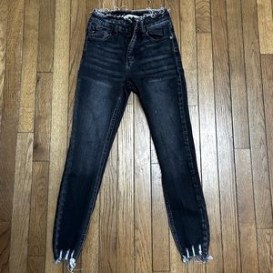 Like new black distressed kancan stretch jeans